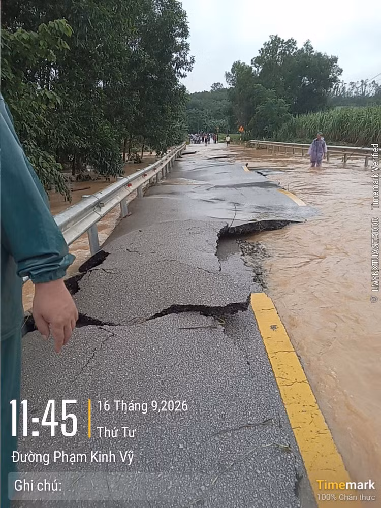 Sạt lở và hư hỏng nhiều tuyến đường tại tỉnh Nghệ An. Ảnh: Cục Đường bộ VN