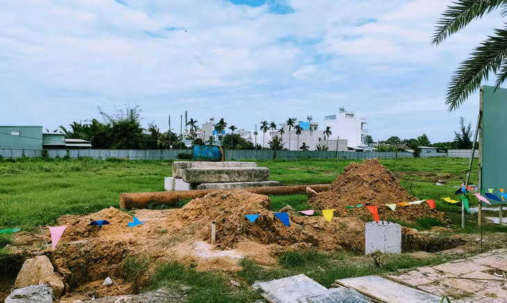 Nhiều dự án, nhiều công trình trong đó có các công trình sắp hoàn thành cũng phải dừng thi công. Ảnh: Bảo Tín