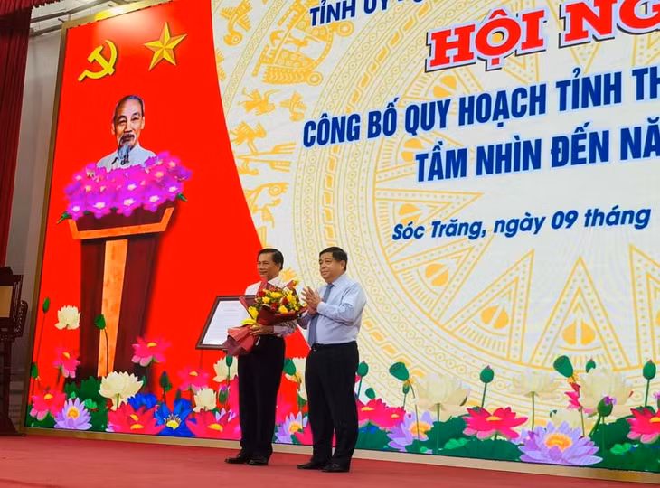 Bộ trưởng Bộ Kế hoạch và Đầu tư Nguyễn Chí Dũng trao Quyết định của Thủ tướng Chính phủ phê duyệt Quy hoạch tỉnh Sóc Trăng thời kỳ 2021 - 2030, tầm nhìn đến năm 2050 cho lãnh đạo tỉnh Sóc Trăng