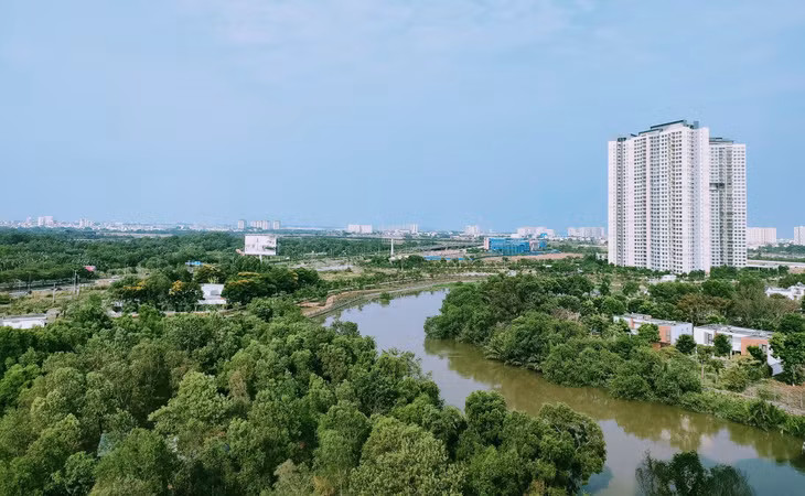 Trong các “điểm nghẽn” của thị trường bất động sản, “điểm nghẽn” pháp lý là phức tạp nhất, kéo theo nhiều hệ lụy khiến không ít doanh nghiệp triển khai dự án “đuối sức”. Ảnh: Bảo Tín Trong các “điểm nghẽn” của thị trường bất động sản, “điểm nghẽn” pháp lý là phức tạp nhất, kéo theo nhiều hệ lụy khiến không ít doanh nghiệp triển khai dự án “đuối sức”. Ảnh: Bảo Tín