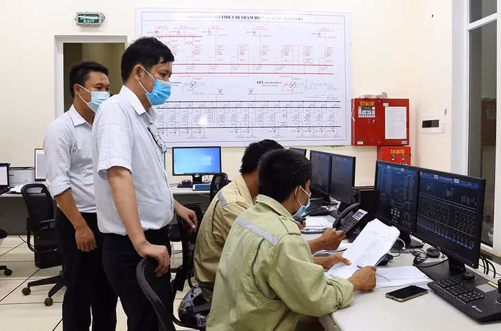 Lãnh đạo CPMB chỉ đạo đóng điện Trạm biến áp 220 kV Lao Bảo (ảnh: CPMB)