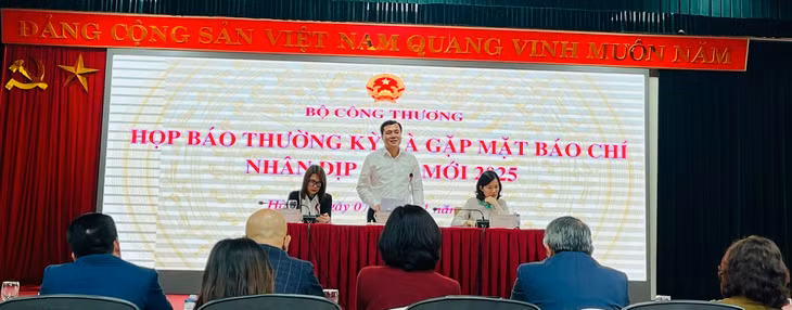 Thứ trưởng Nguyễn Sinh Nhật Tân thông tin tại cuộc họp báo thường kỳ Bộ Công Thương chiều ngày 7/1/2025