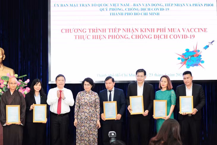 Ông Nguyễn Nam Hiền - Phó Tổng giám đốc Tập đoàn Hưng Thịnh chụp hình lưu niệm cùng bà Tô Thị Bích Châu - Ủy viên Ban Thường vụ Thành ủy, Chủ tịch Ủy ban Mặt trận Tổ quốc Việt Nam TP.HCM, ông Dương Anh Đức - Phó Chủ tịch UBND TP.HCM và đại diện các doanh nghiệp, tổ chức, cá nhân đã ủng hộ kinh phí mua vắc-xin phòng, chống dịch Covid-19 Ông Nguyễn Nam Hiền - Phó Tổng giám đốc Tập đoàn Hưng Thịnh chụp hình lưu niệm cùng bà Tô Thị Bích Châu - Ủy viên Ban Thường vụ Thành ủy, Chủ tịch Ủy ban Mặt trận Tổ quốc Việt Nam TP.HCM, ông Dương Anh Đức - Phó Chủ tịch UBND TP.HCM và đại diện các doanh nghiệp, tổ chức, cá nhân đã ủng hộ kinh phí mua vắc-xin phòng, chống dịch Covid-19