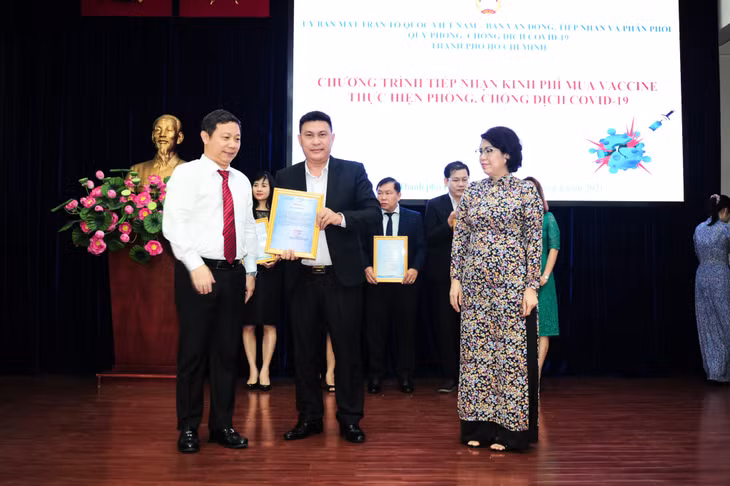 Ông Dương Anh Đức - Phó Chủ tịch Ủy ban Nhân dân TP.HCM trao thư cảm ơn cho đại diện Tập đoàn Hưng Thịnh Ông Dương Anh Đức - Phó Chủ tịch Ủy ban Nhân dân TP.HCM trao thư cảm ơn cho đại diện Tập đoàn Hưng Thịnh