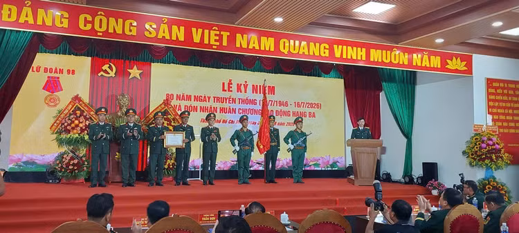Công ty 98 tổ chức Lễ kỷ niệm 80 năm Ngày truyền thống (16/7/1946 - 16/7/2026), khánh thành trụ sở Lữ đoàn và đón nhận Huân chương Lao động hạng Ba. Ảnh: Ngọc Tuấn