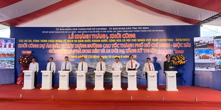 Bấm nút khởi công gói thầu rà phá bom mìn và di dời hạ tầng kỹ thuật Dự án Xây dựng đường cao tốc TP.HCM - Mộc Bài. Ảnh: NT