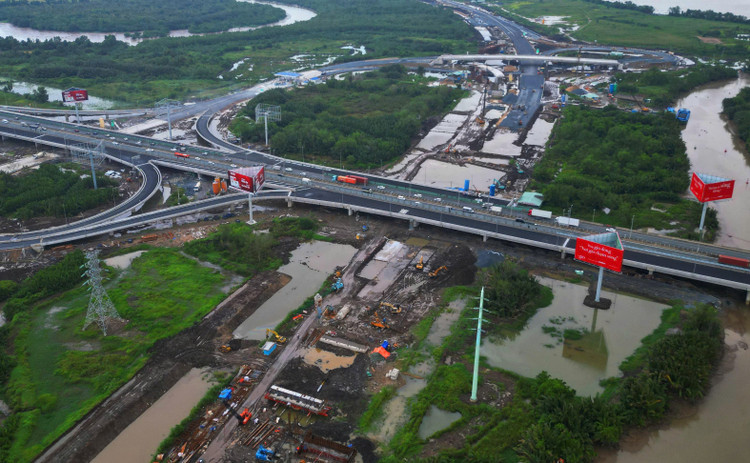 Dự án Vành đai 3 TP.HCM, trong đó có dự án thành phần 4 đoạn qua tỉnh Tây Ninh, đang được các nhà thầu dồn lực thi công nhằm đảm bảo tiến độ xây dựng và giải ngân vốn đầu tư công. Ảnh minh họa: Lê Toàn
