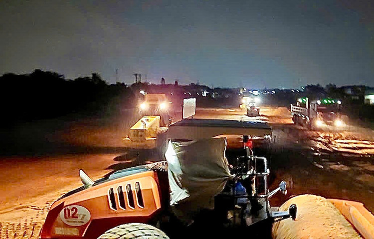 Nhằm đảm bảo đường găng tiến độ, Tổng công ty Xây dựng Trường Sơn đang dồn lực thi công xuyên đêm tăng tốc xây dựng cao tốc Biên Hòa - Vũng Tàu. Ảnh: NT