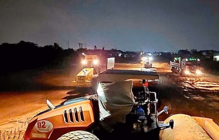Nhằm đảm bảo đường găng tiến độ, Tổng công ty Xây dựng Trường Sơn đang dồn lực thi công xuyên đêm tăng tốc xây dựng cao tốc Biên Hòa - Vũng Tàu. Ảnh: NT