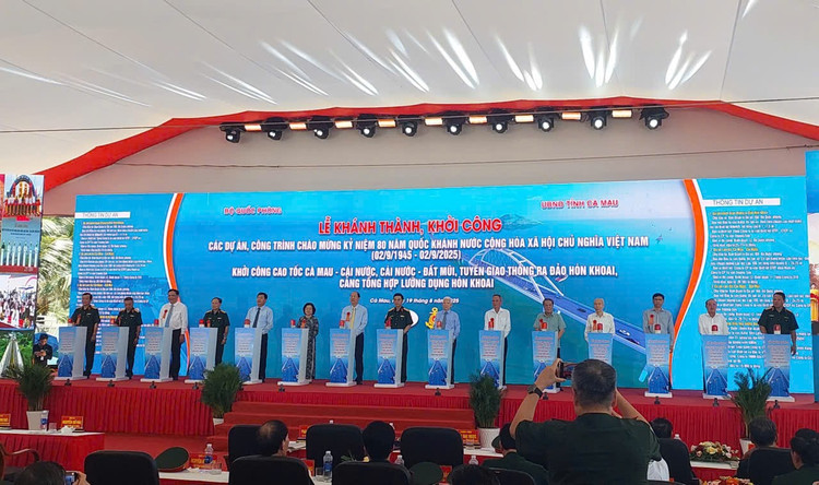 Bấm nút khởi công cao tốc Cà Mau - Đất Mũi, tuyến giao thông kết nối từ Đất Mũi ra đảo Hòn Khoai và cảng tổng hợp lưỡng dựng Hòn Khoai mở ra hướng phát triển chiến lược cho vùng cực Nam tổ quốc. Ảnh: NT