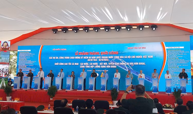 Bấm nút khởi công cao tốc Cà Mau - Đất Mũi, tuyến giao thông kết nối từ Đất Mũi ra đảo Hòn Khoai và cảng tổng hợp lưỡng dựng Hòn Khoai mở ra hướng phát triển chiến lược cho vùng cực Nam tổ quốc. Ảnh: NT