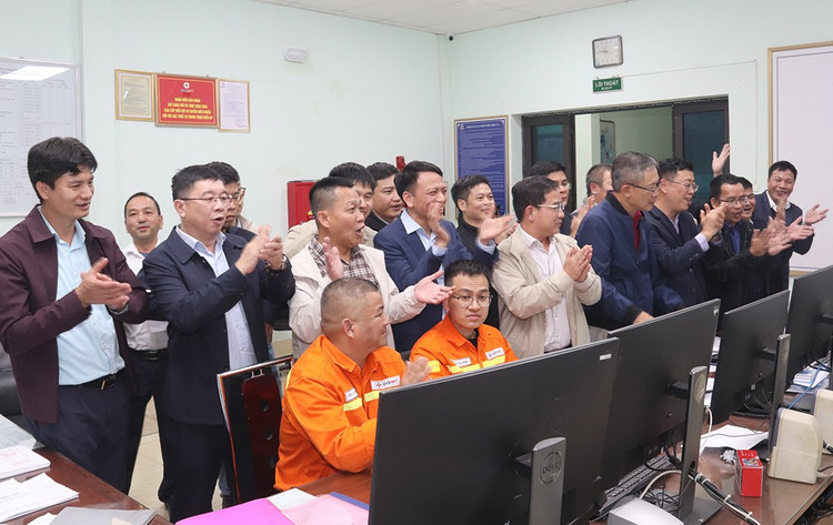 Đại diện các đơn vị liên quan chứng kiến thời khắc đóng điện Dự án Nâng công suất Trạm biến áp 500kV Hòa Bình (ảnh: EVNNPT)