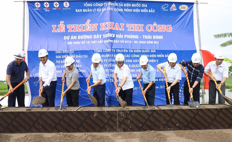 Đại diện Tổng công ty Truyền tải điện quốc gia và các đơn vị liên quan khởi công Dự án Đường dây 500kV Hải Phòng - Thái Bình (ảnh: EVNNPT)