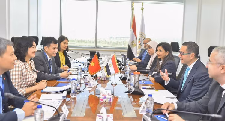 Đoàn công tác Bộ Công Thương do Thứ trưởng Phan Thị Thắng làm Trưởng đoàn đã gặp và làm việc với lãnh đạo Bộ Đầu tư và Ngoại thương Ai Cập sáng ngày 4/8, tại Ai Cập