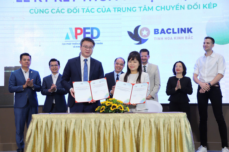 Lễ ký thỏa thuận hợp tác thúc đẩy hợp tác chuyển đổi kép cho doanh nghiệp trong khuôn khổ Hội nghị đối tác Thúc đẩy chuyển đổi số - xanh doanh nghiệp Việt Nam 2025 (VETTP 2025)