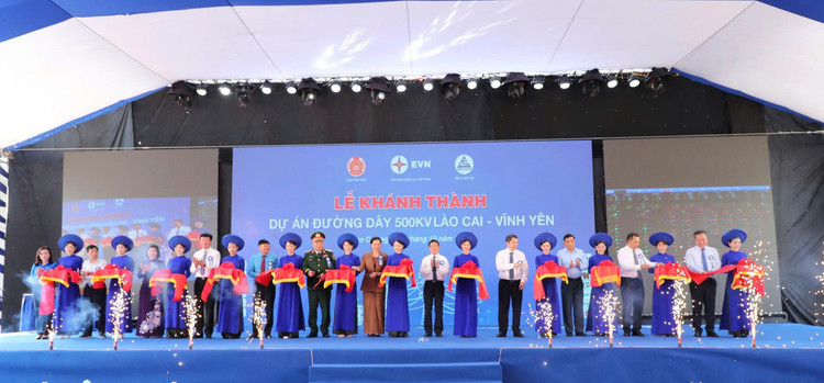 Ủy viên Trung ương Đảng, Phó Thủ tướng Chính phủ Hồ Đức Phớc cùng các đại biểu thực hiện nghi thức cắt băng khánh thành Dự án Đường dây 500kV Lào Cai - Vĩnh Yên