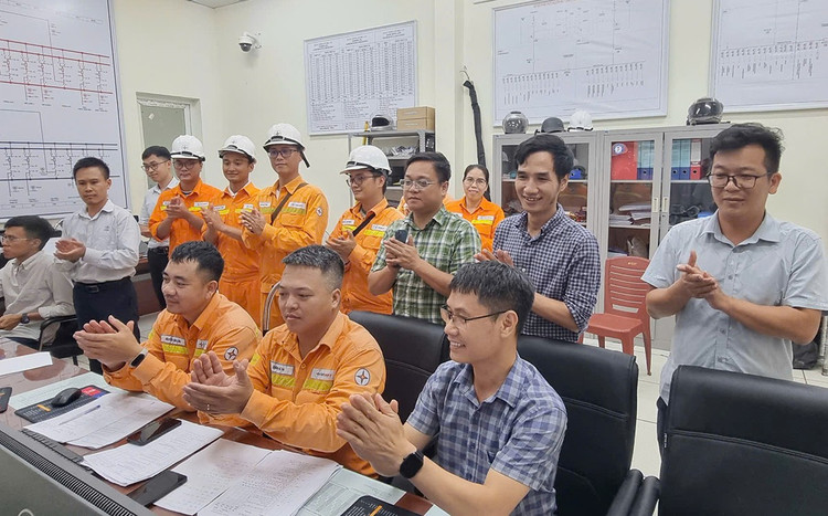 Đại diện NPMB cùng các đơn vị liên quan chứng kiến thời khắc đóng điện Dự án (ảnh: EVNNpt)