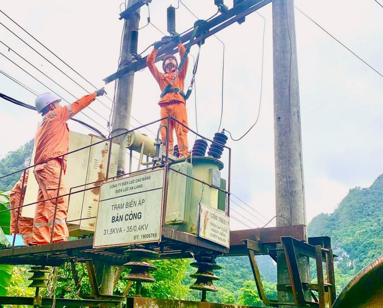 Cán bộ Điện lực Hạ Lang (Cao Bằng) tăng cường kiểm tra, sửa chữa, bảo dưỡng chống sét van cho trạm biến áp (ảnh: PC Cao Bằng)