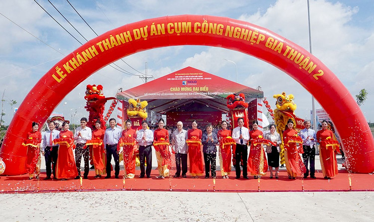 Các đại biểu thực hiện nghi thức khánh thành Dự án Cụm công nghiệp Gia Thuận 2 (ảnh: ĐT)