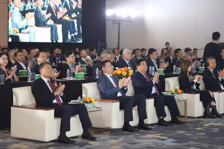 Phó Thủ tướng Chính phủ Nguyễn Chí Dũng cùg các đại biểu tham dự SEMIExpo Việt Nam 2025 (ảnh: CP)