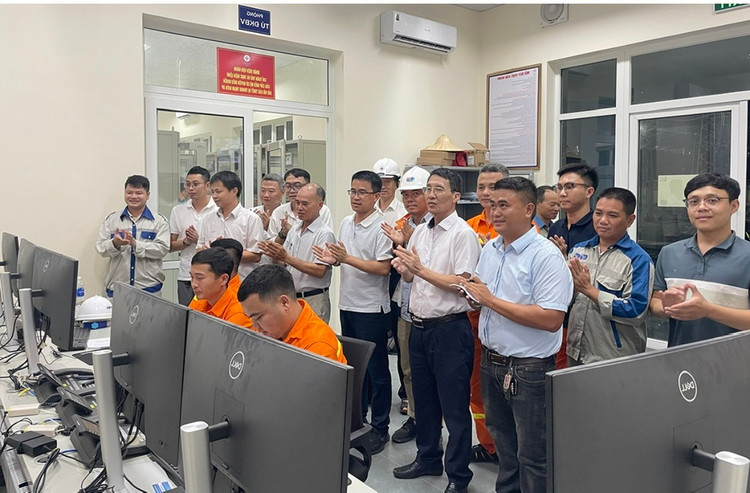 Đại diện NPMB cùng các đơn vị liên quan chứng kiến thời khắc đóng điện Dự án (ảnh: NPT)