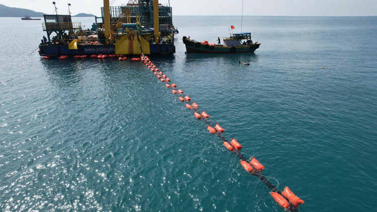 Hình ảnh thi công kéo dải cáp ngầm cấp điện từ điện lưới quốc gia ra Côn Đảo (ảnh: EVN)