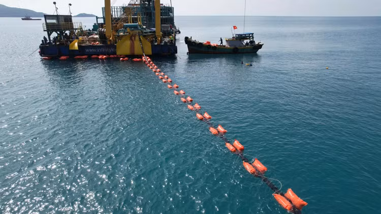 Hình ảnh thi công kéo dải cáp ngầm cấp điện từ điện lưới quốc gia ra Côn Đảo (ảnh: EVN)
