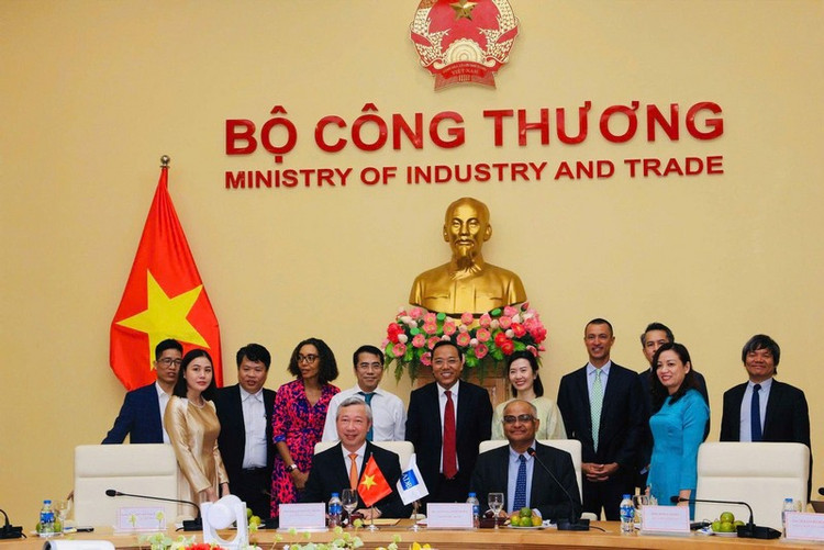 Thứ trưởng Bộ Công Thương Nguyễn Hoàng Long và Giám đốc quốc gia ADB tại Việt Nam Shantanu Chakraborty chứng kiến lễ ký kết Bản ghi nhớ hợp tác trong lĩnh vực năng lượng và điện lực (ảnh: BCT)