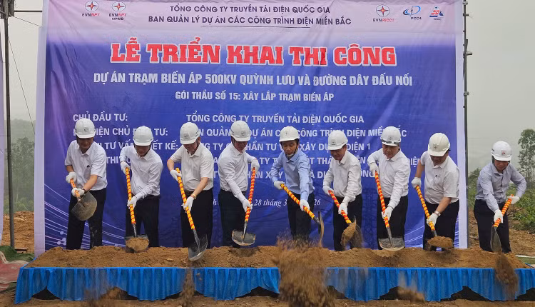 Đại diện các đơn vị tham gia dự án thực hiện nghi thức khởi công Dự án Trạm biến áp 500kV Quỳnh Lưu và đường dây đấu nối tại Nghệ An (ảnh: EVNNPT)