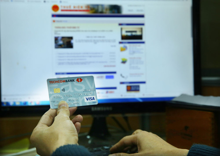 Việc cơ quan thuế tiếp cận tài khoản ngân hàng gây lo ngại về tính bảo mật thông tin cá nhân và bí mật kinh doanh. Ảnh: Nhã Chi