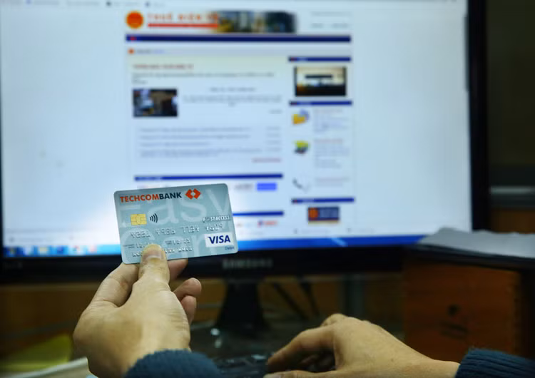 Việc cơ quan thuế tiếp cận tài khoản ngân hàng gây lo ngại về tính bảo mật thông tin cá nhân và bí mật kinh doanh. Ảnh: Nhã Chi