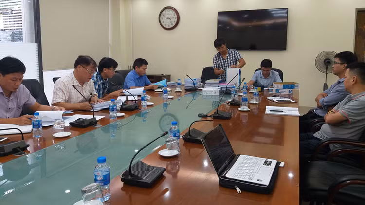 Dù chỉ có 1 nhà thầu nộp HSDT nhưng Công ty CP Vận tải đường sắt Hà Nội vẫn quyết định mở thầu Gói thầu số 5 Thi công hoán cải, nâng cấp toa xe khách A28, Bn42 và A56. Ảnh: Bích Thủy