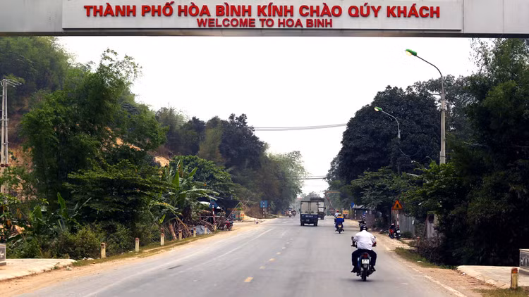 Năm 2019, số gói thầu thực hiện đấu thầu qua mạng trên địa bàn tỉnh Hòa Bình chiếm 62% tổng số gói thầu được đấu thầu rộng rãi và chào hàng cạnh tranh. Ảnh: Lê Tiên