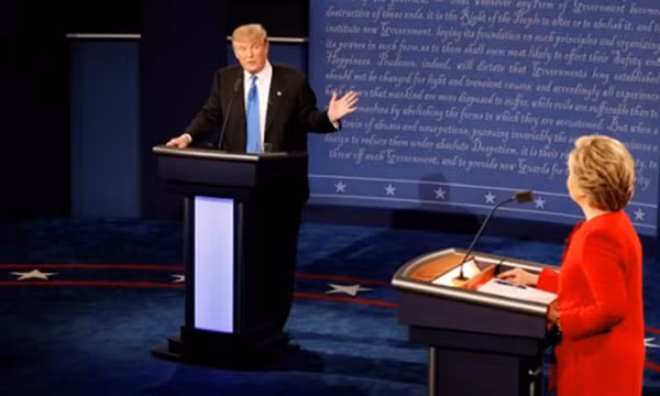 Hillary Clinton và Donald Trump trong cuộc tranh luận hôm 26/9. Ảnh:AFP