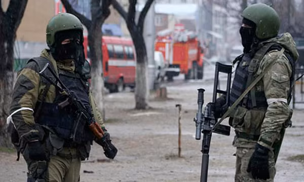 Lực lượng an ninh Nga thực hiện đợt truy quét quy mô lớn. Ảnh minh hoạ: AP