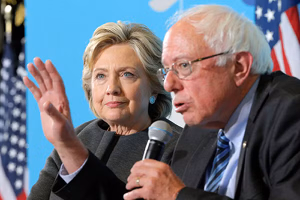 Bà Clinton và cựu đối thủ đảng Dân chủ Bernie Sanders tại trường đại học New Hampshire ở Durham, New Hampshire, hôm qua. Ảnh: Reuters