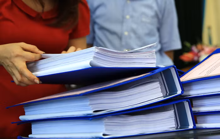 Gói thầu giao thông có bảo đảm dự thầu là 900 triệu đồng, HSMT yêu cầu nhân sự hơn 100 người gồm kỹ sư, chỉ huy và công nhân đều phải có hợp đồng dài hạn với nhà thầu. Ảnh: Hữu Thắng