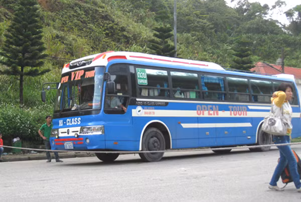 Xe khách Lào qua lại tại cửa khẩu Cầu Treo, Hà Tĩnh. Ảnh: Đ.Loan