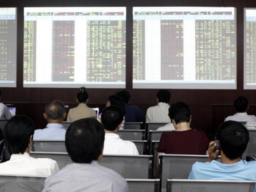 Chứng khoán ngày 7/11: VN - Index đảo chiều giảm điểm nhẹ. Ảnh: TTXVN