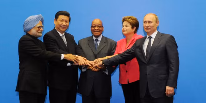 IMF: Đoàn kết hay là “chết“