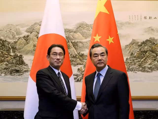 Ngoại trưởng Nhật Bản Fumio Kishida (trái) và người đồng cấp Trung Quốc Vương Nghị. (Nguồnõ Reuters)