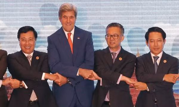 Phó thủ tướng, Bộ trưởng Ngoại giao Phạm Bình Minh, ngoài cùng bên trái, và các nước đối tác tham dự cuộc họp của ASEAN. Ảnh: TTXVN