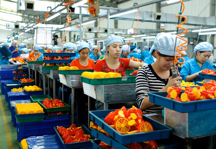 Tình trạng ngược nhau về cách thức tiếp cận, chồng chéo về nội dung, thiếu tính nhất quán,... trong các quy định về đầu tư kinh doanh đang “hành” doanh nghiệp. Ảnh: Lê Tiên