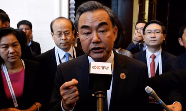 Bộ trưởng Ngoại giao Trung Quốc Vương Nghị nhờ Mỹ giúp đỡ để đàm phán với Philippines. Ảnh: Reuters.