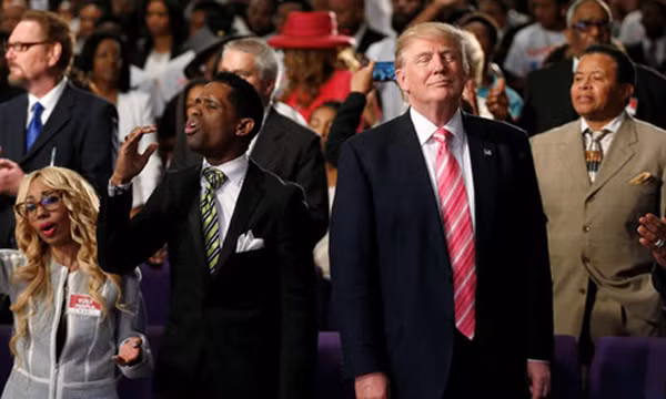 Donald Trump dự lễ ở một nhà thờ tại thành phố Detroit, nơi ông gặp gỡ giáo đoàn người Mỹ gốc Phi hôm 3/9. Ảnh: Reuters