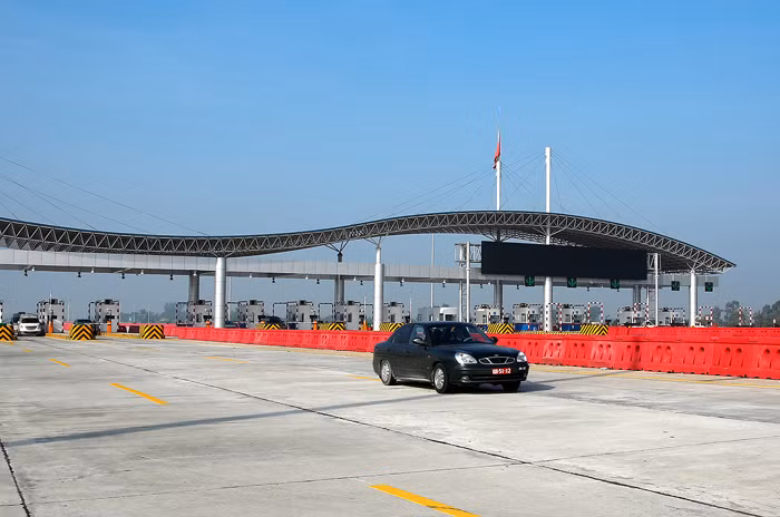 Giảm phí BOT khiến nhà đầu tư lo ngại phải đối mặt với nguy cơ rủi ro tài chính. Ảnh: Lê Tiên