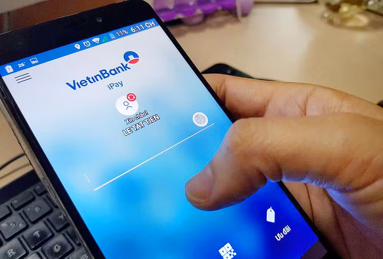 Tại Việt Nam, số người sử dụng dịch vụ tài chính từ điện thoại di động chưa nhiều. Ảnh: Nhã Chi