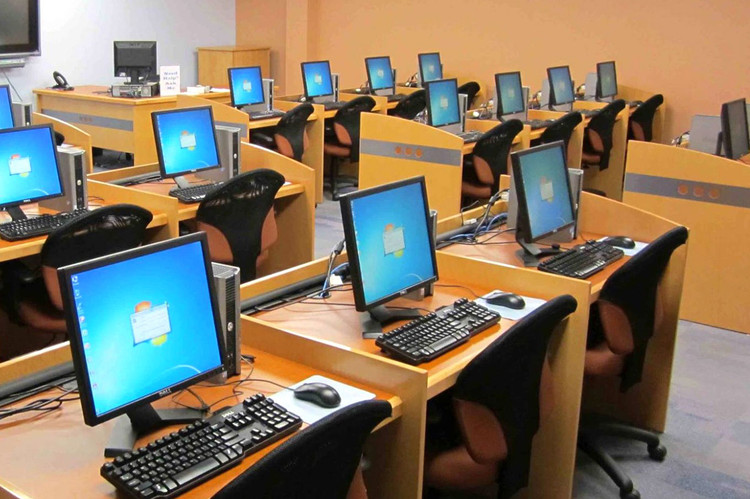 Gói thầu Mua sắm tập trung máy vi tính để bàn, máy vi tính xách tay, máy in, máy photocopy được Sở Tài chính tỉnh Đắk Nông lựa chọn nhà thầu rộng rãi qua mạng. Ảnh: Phú An