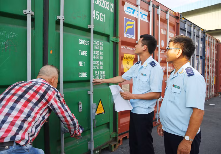 Hiện có tới 50% loại hàng hóa thuộc diện phải kiểm tra chuyên ngành nhưng chưa có tiêu chuẩn, quy chuẩn. Ảnh: Lê Tiên