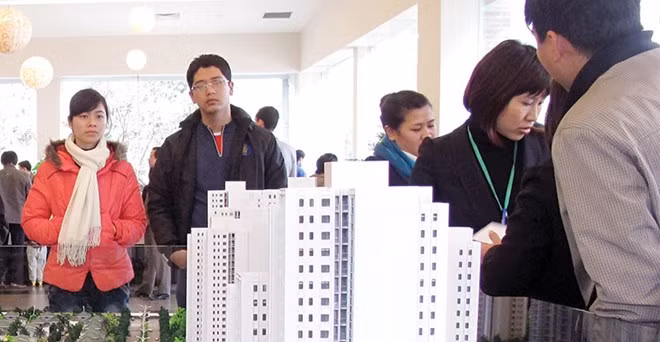 Siết vốn vay: Chủ đầu tư lo ngại, nhà phân phối bình tâm